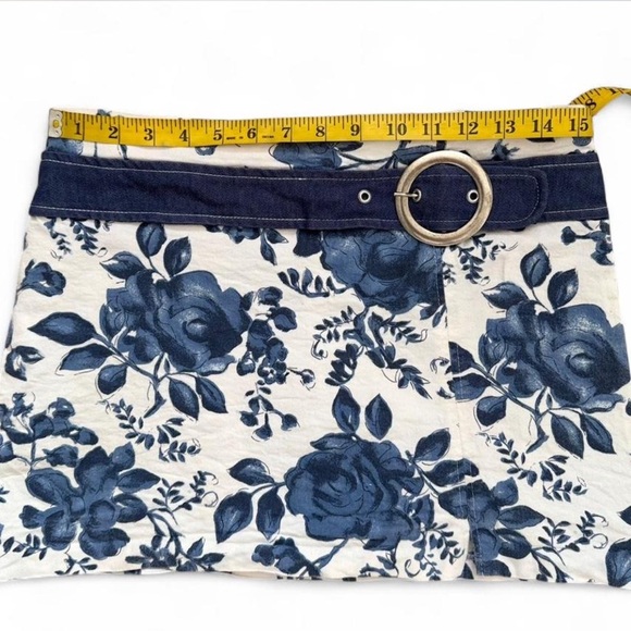 Vintage Y2K Mini Skirt Floral Belted Mini Skirt Navy Belt Silver Accent Slit - Picture 3 of 8